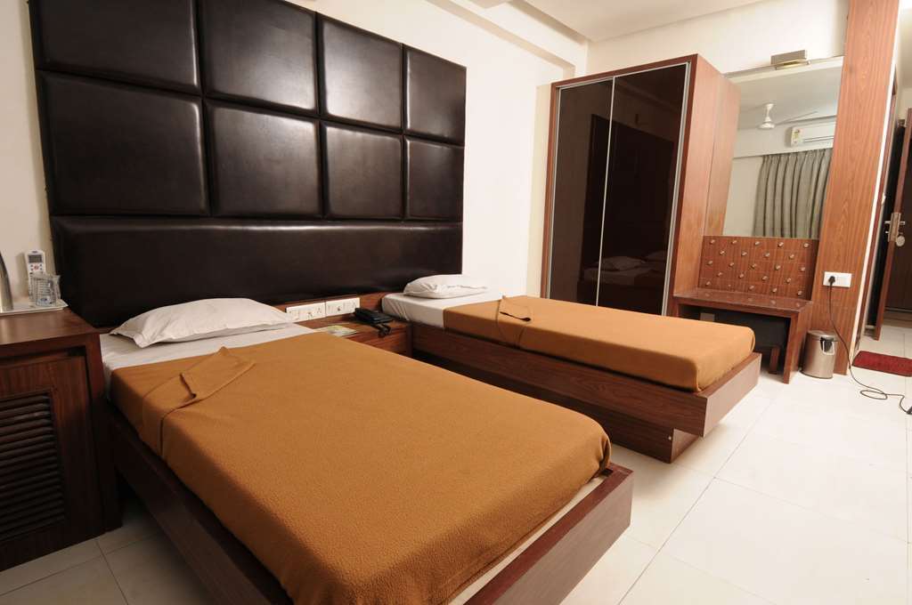 Neelkanth Paradise Hotel Ahmedabad Room photo
